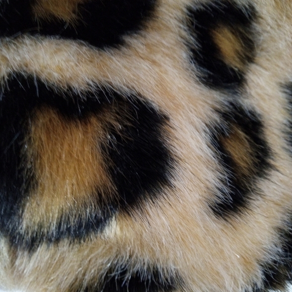Express Chic Leopard Print Faux Fur Zip Up Vest - Picture 4 of 9